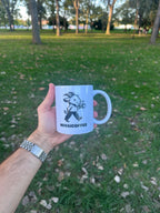 Taza Novaicoffee en la mano, al aire libre
