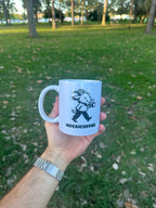 Taza Novaicoffee en la mano, al aire libre
